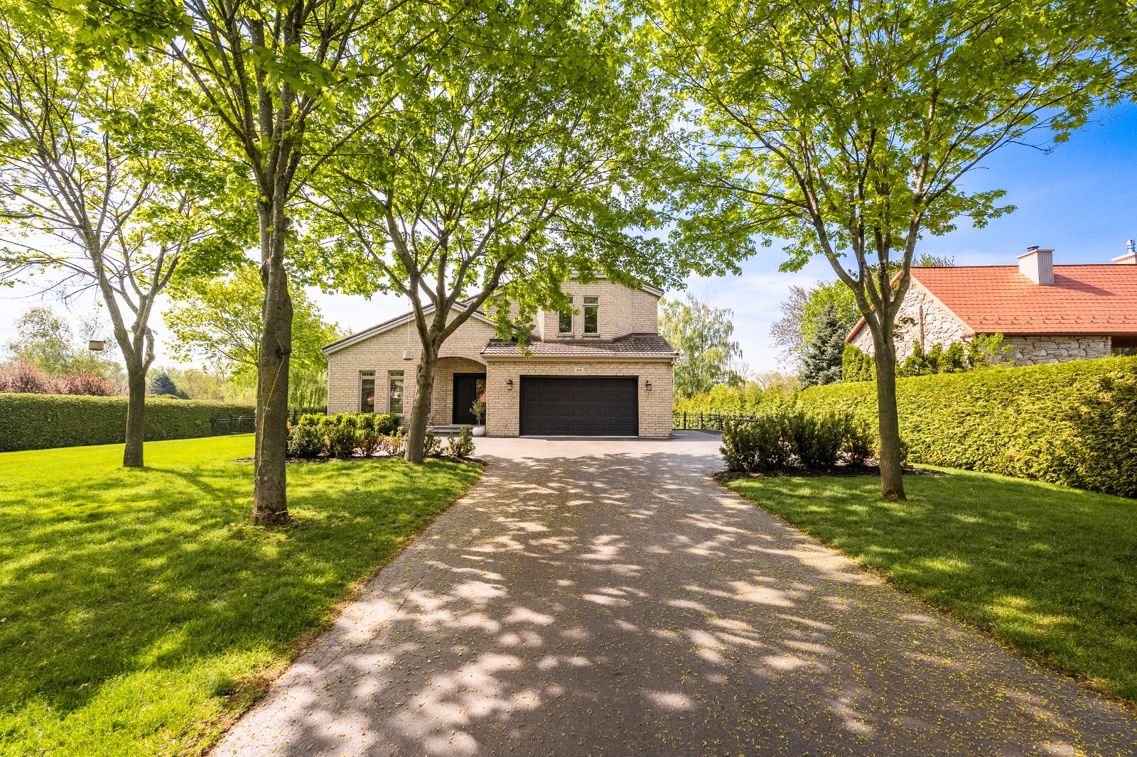 Façade and driveway — 119 Av. du Manoir, Léry