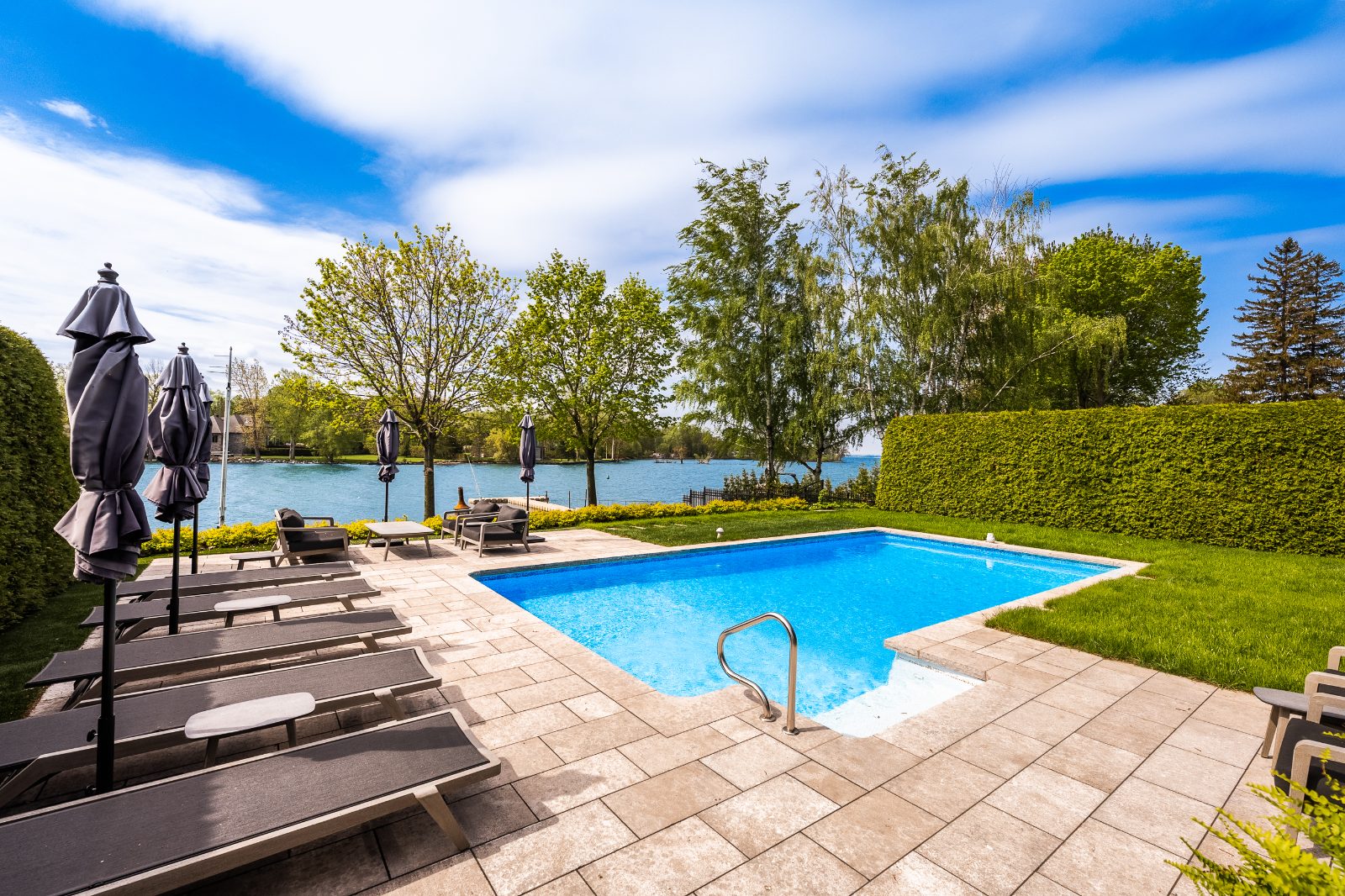 Pool and lake view — 119 Av. du Manoir, Léry