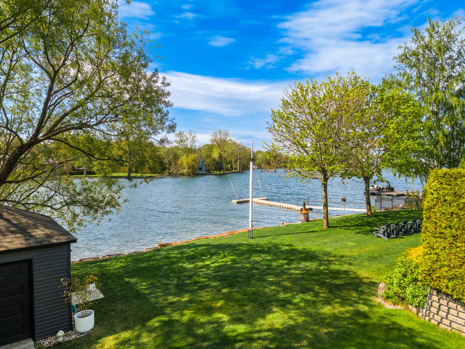 Shoreline and dock — 119 Av. du Manoir, Léry