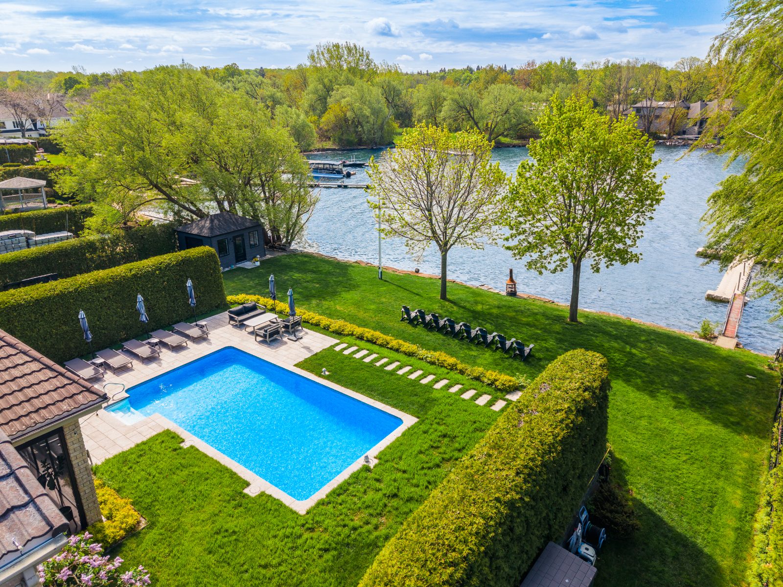 Yard and lake — 119 Av. du Manoir, Léry
