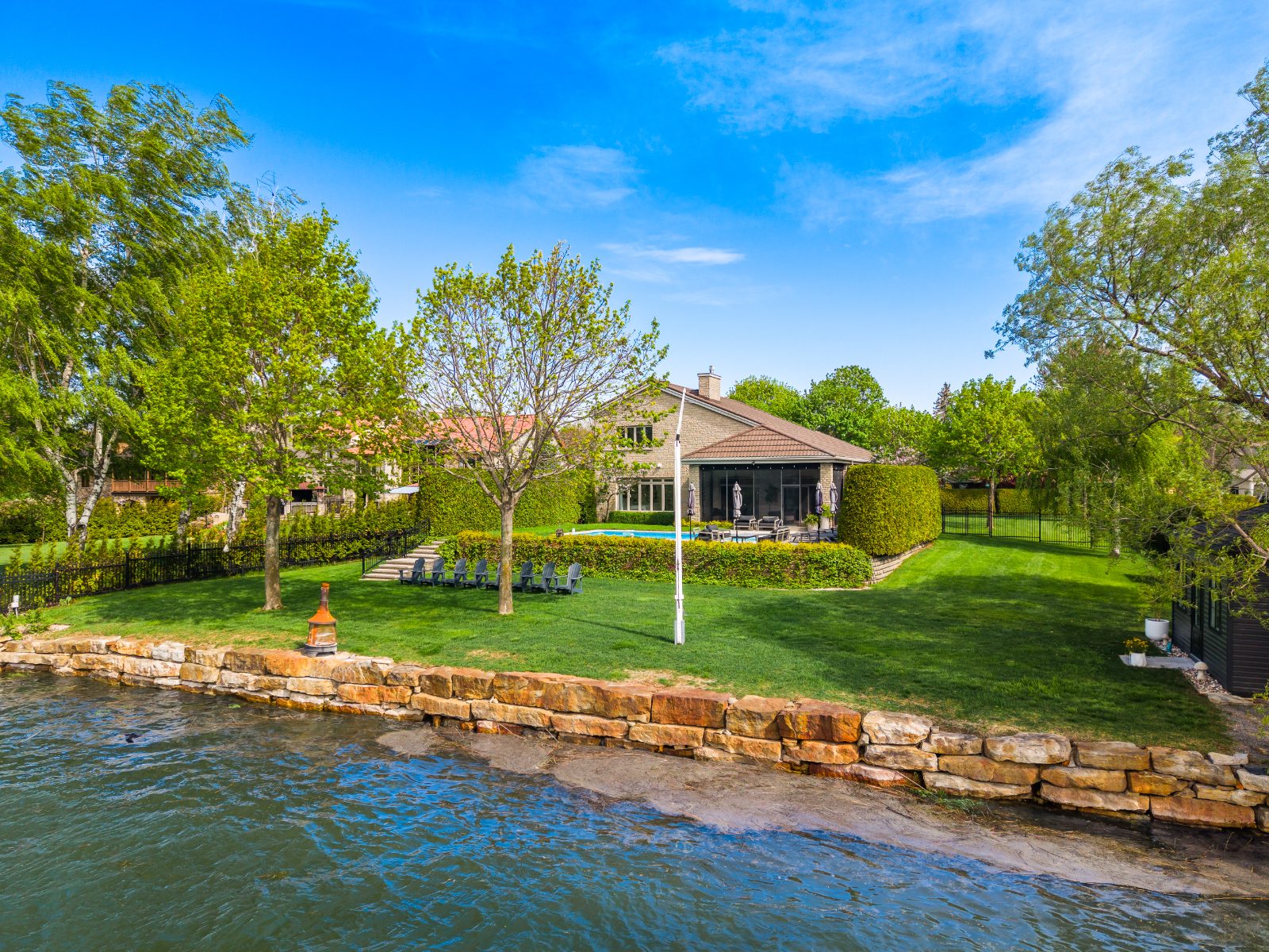 The property from the lake — 119 Av. du Manoir, Léry
