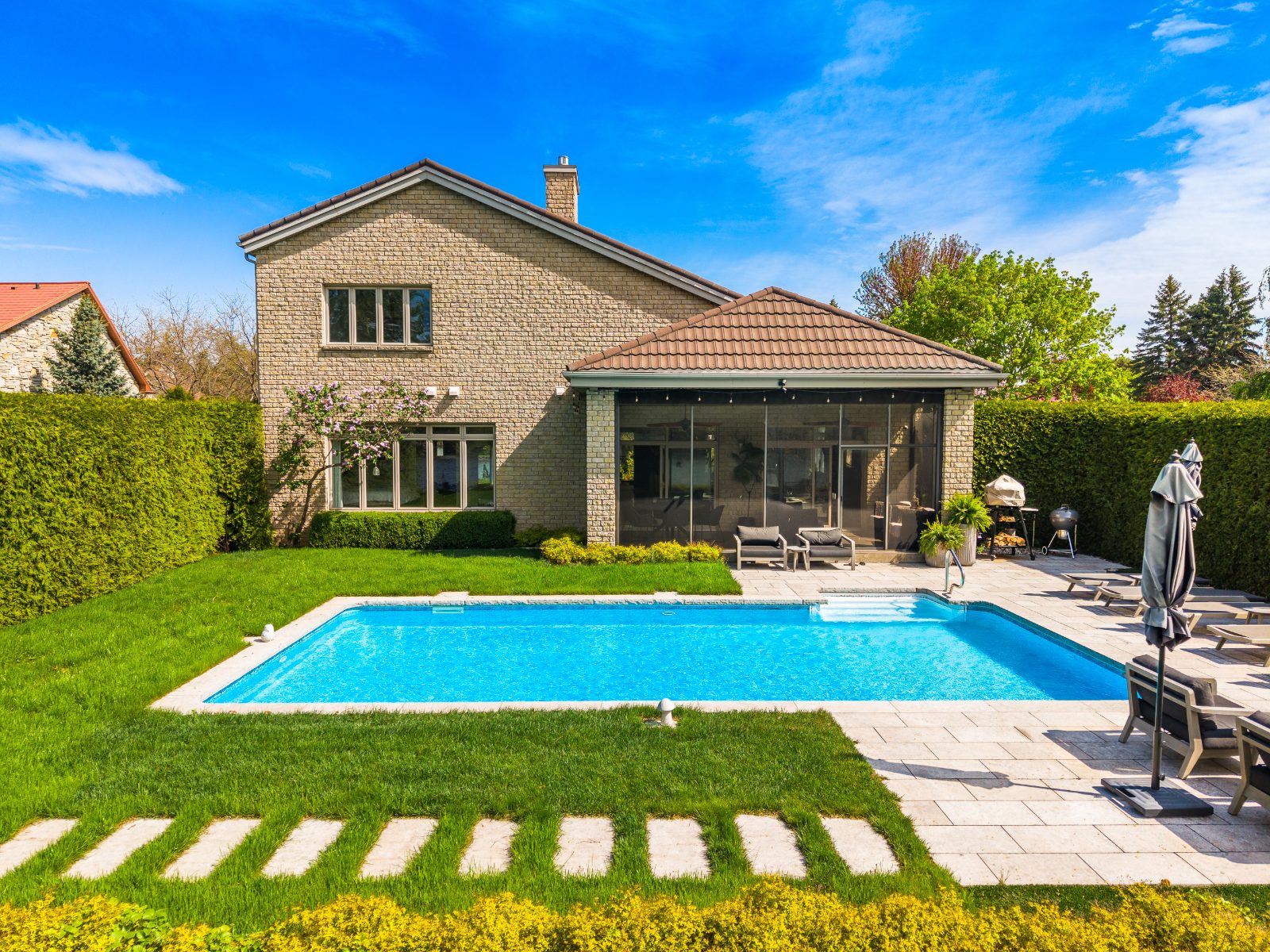 Pool and rear façade — 119 Av. du Manoir, Léry