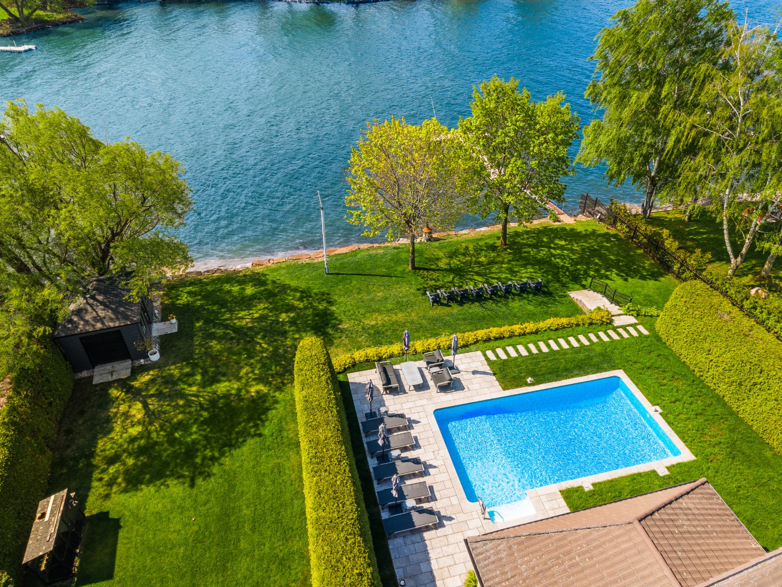 Pool and lake — 119 Av. du Manoir, Léry